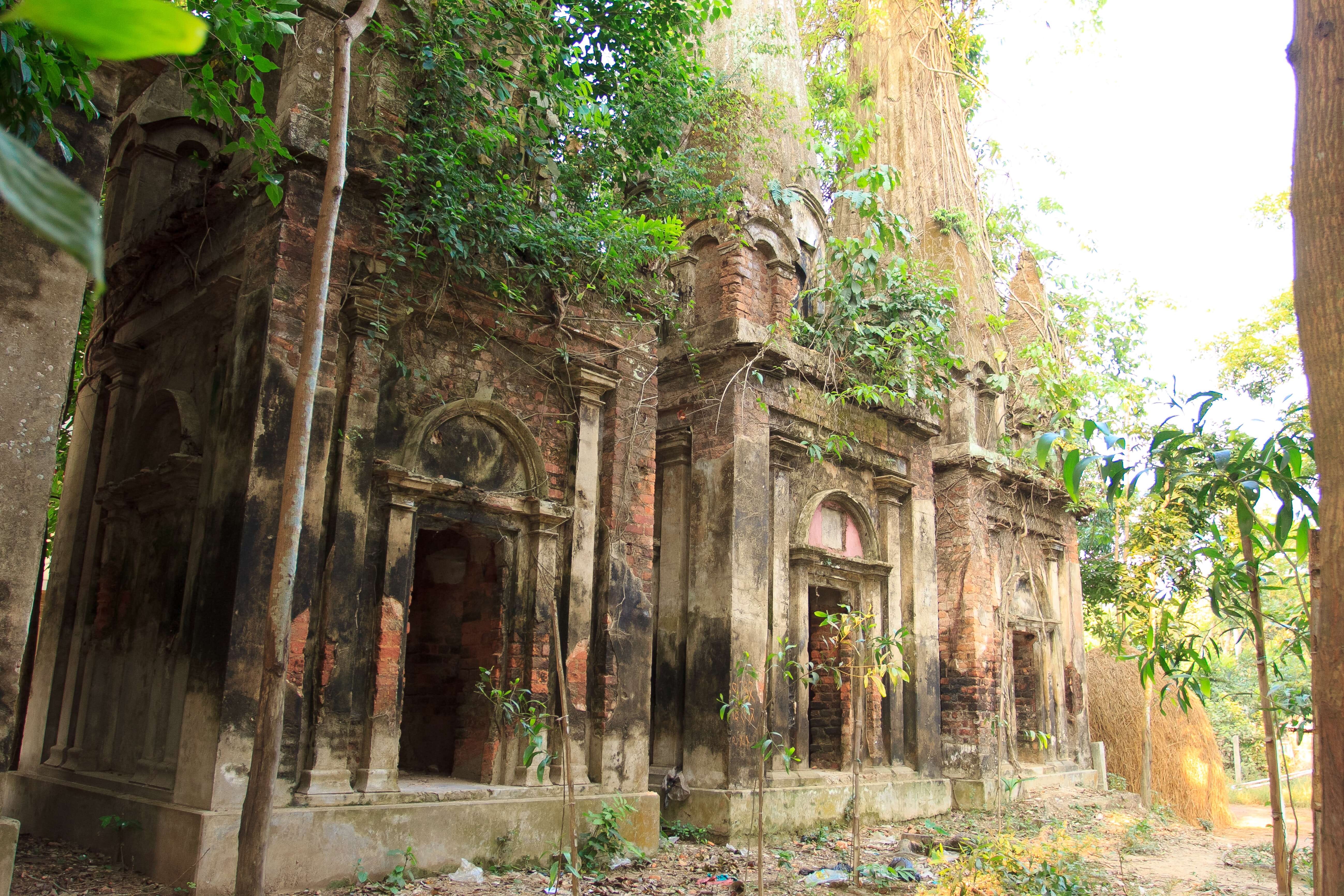 সাত মঠ বা সাত মন্দির বাড়ি